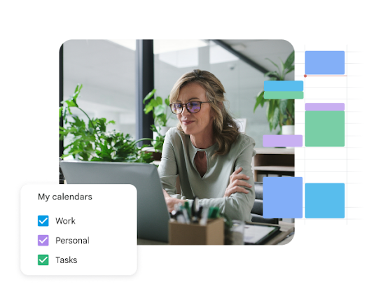 Foto seorang perempuan yang sedang melihat laptop dengan tampilan kalender yang menunjukkan jadwal bertumpuk untuk "Kerja", "Pribadi", dan "Tugas".