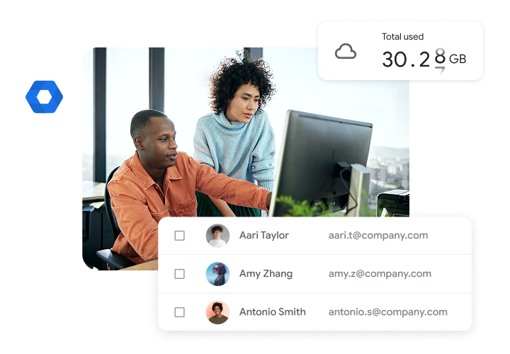 图片：两个人正在使用 Google Workspace 的管理功能